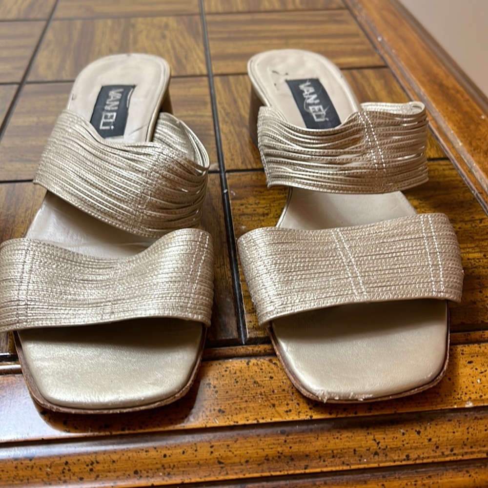 Van Eli taupe gold sandals. Size 9 1/2 - 3/20